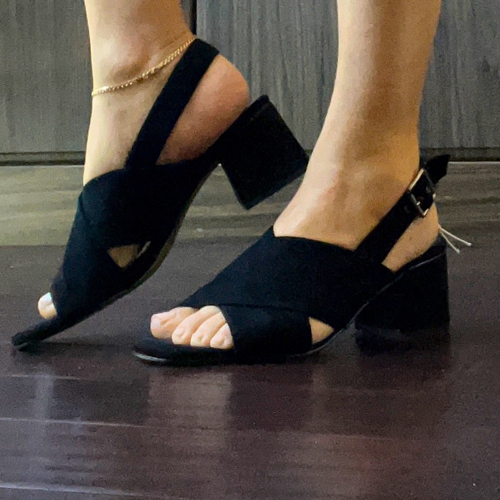 👡 Black Cross-Cross Block Sandals 👡